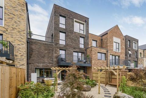 5 bedroom town house for sale